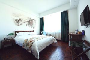 Nostalgia Hotel Near Tianjin Polar Ocean Word- Tianjin Fonte Joy World, 10 minutes drive away from Tianjin Tanggu High-Speed Railway Station, Free ice-cream, mineral water, snacks and laundry service, English communication well客房内的一张或多张床位