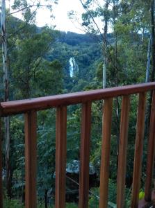 Blick auf einen Wasserfall vom Deck einer Hütte in der Unterkunft Eco Diamond Palace in Ella