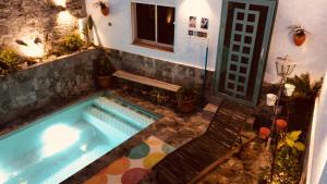 una piscina con banco y ventana en Casa Rural Pepita Gutiérrez, en Beas