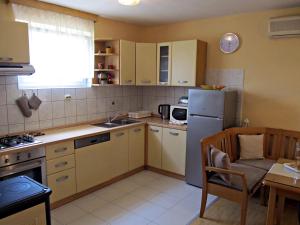 Kuchyň nebo kuchyňský kout v ubytování Apartment Ana