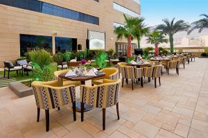 Un restaurant sau alt loc unde se poate mânca la Holiday Suites Al Azizia