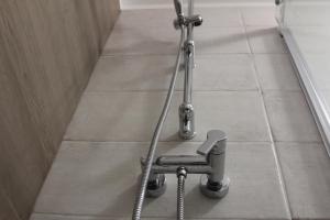 Walker on a tile floor in a bathroom w obiekcie Dimora della Castellana w mieście Lecce +37 zdjęć