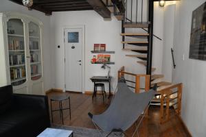 un salon avec un escalier en colimaçon et une table dans l'établissement Huize Amoras, à Anvers