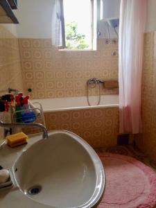 W łazience znajduje się umywalka i wanna. w obiekcie Guest house Brodarica w mieście Brodarica
