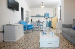 Uma TV ou centro de entretenimento em Cefalù Caldura house