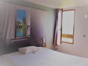 Łóżko lub łóżka w pokoju w obiekcie B&B HOTEL Chatellerault