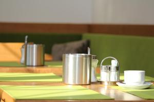 Zestaw do parzenia kawy i herbaty w obiekcie Pension Wachau
