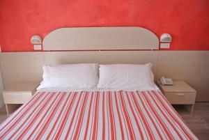 Cama ou camas em um quarto em Hotel Bologna