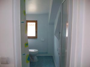 ムリギオルにあるVila Lotusのバスルーム(トイレ付)、窓が備わります。