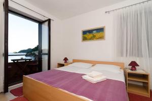 1 dormitorio con 1 cama con toallas en Apartments Anica, en Sobra