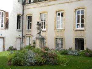 una estatua en el patio de un edificio en Les chanceliers Duplex, en Beaune