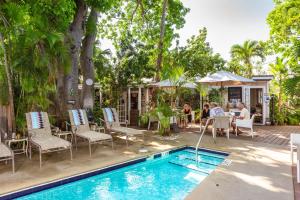 Piscina de la sau aproape de Andrews Inn & Garden Cottages