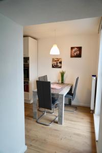 a kitchen and dining room with a table and chairs at M&A Ferienwohnungen Oberbayern in Peiting