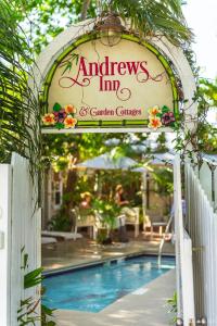 Bazen u ili blizu objekta Andrews Inn & Garden Cottages