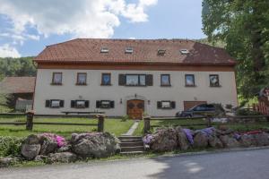 uma casa com um carro estacionado em frente em Turistična Kmetija Toman em Gornji Grad