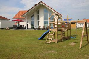 um parque infantil no quintal de uma casa em Villa Ankerplatz em Trent