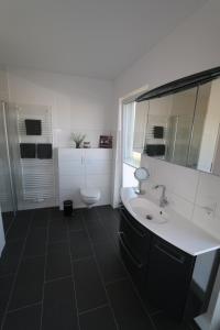 un baño con lavabo e inodoro en Villa Ankerplatz, en Trent 24 fotos más