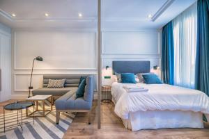 Łóżko lub łóżka w pokoju w obiekcie Livemalaga Centro Suites