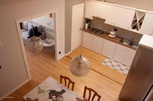 a kitchen and dining room with a table and chairs at Casa Del Beso in Luarca