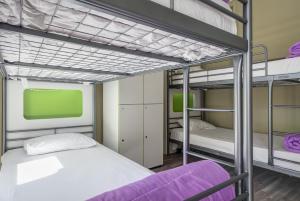 Двухъярусная кровать или двухъярусные кровати в номере Hostel Seven Hills