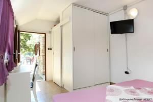 Postel nebo postele na pokoji v ubytování Robinson beach house Jogo