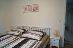 two beds sitting next to each other in a bedroom at M&A Ferienwohnungen Oberbayern in Peiting