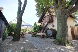 ein Gebäude mit einer Treppe neben einem Baum in der Unterkunft Gasthaus zum Hirschen in Oberrimsingen