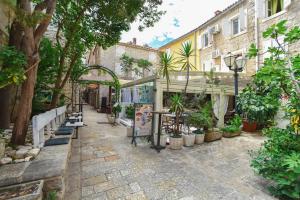 Gallery image of Palm square 1 Old town apt in Budva