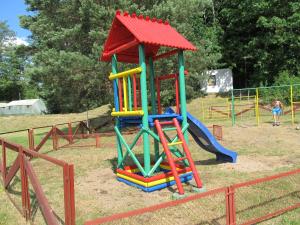 plac zabaw ze zjeżdżalnią w parku w obiekcie "Leśne Ustronie" w mieście Bysław