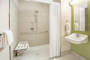 un bagno con doccia e lavandino di Baymont by Wyndham Phoenix I-10 near 51st Ave a Phoenix