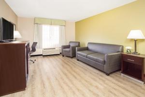 TV o dispositivi per l'intrattenimento presso Baymont by Wyndham Phoenix I-10 near 51st Ave