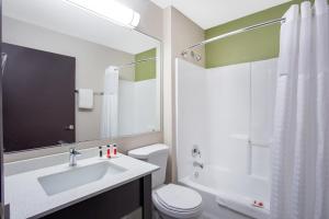 Bagno di Baymont by Wyndham Phoenix I-10 near 51st Ave