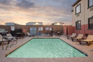 Piscina di Baymont by Wyndham Phoenix I-10 near 51st Ave o nelle vicinanze