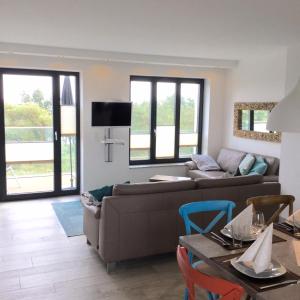 un salon avec un canapé et une table dans l'établissement Apartment Meeresrauschen -mit Meerblick oberstes OG, à Binz