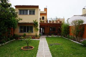 a garden in front of a house at Villa Valdelagrana fantástica para familias in Cádiz