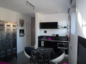 Una cocina con una mesa y sillas en una habitación. en La Villa Carat Croix, en Croix