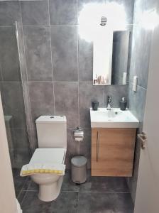 ein Badezimmer mit einem WC, einem Waschbecken und einem Spiegel in der Unterkunft Prima Casa 005 in Paphos City