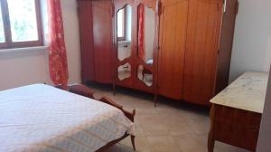 a bedroom with a bed and a wooden cabinet at Porzione di villetta in Silvi Paese