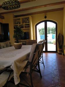 a dining room with a table and chairs in a room at Precioso chalet en la playa de Tavernes de la Valldigna in Tavernes de Valldigna