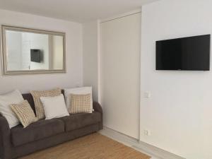 sala de estar con sofá y TV en Smart Studio Cadaqués Sa Guarda, en Cadaqués