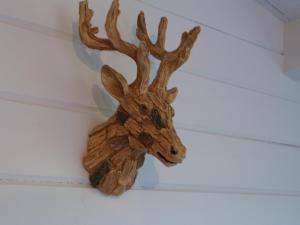 ポートリーにあるThe Cosy Cabinの木の鹿頭