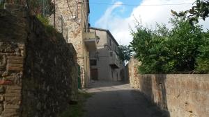 an alley in an old town with a building at Appartamento Vacanze a Manciano in Manciano