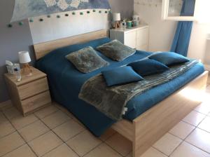 Tempat tidur dalam kamar di Le Claouraous calme