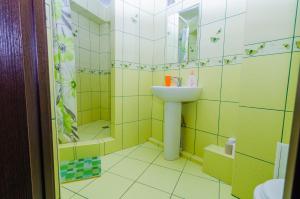 Ein Badezimmer in der Unterkunft Uyutny Dvorik Guest House