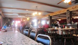 מסעדה או מקום אחר לאכול בו ב-Arbors at Island Landing Hotel & Suites