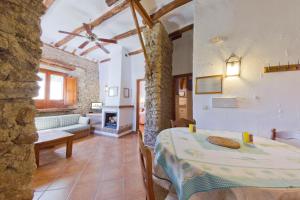 1 dormitorio con mesa y 1 habitación con chimenea en Cortijo Balzain, en La Zubia