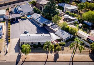 an overhead view of a building with palm trees at Motel Grande in Tamworth