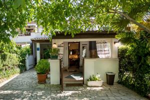 una casa con un patio con macetas en Apartments Milena Rovinj, en Rovinj