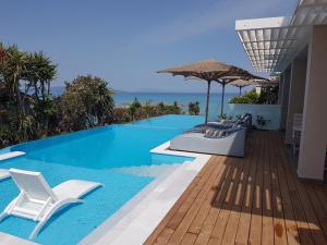 Bazén v ubytovaní Paralia Luxury Suites alebo v jeho blízkosti