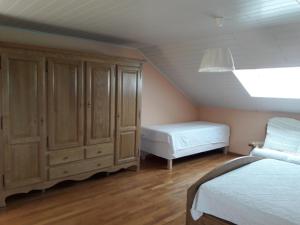 En eller flere senger på et rom på Traquebois